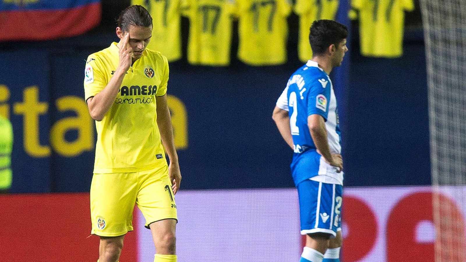 El delantero turco del Villarreal Enes Unal (i) celebra su gol.