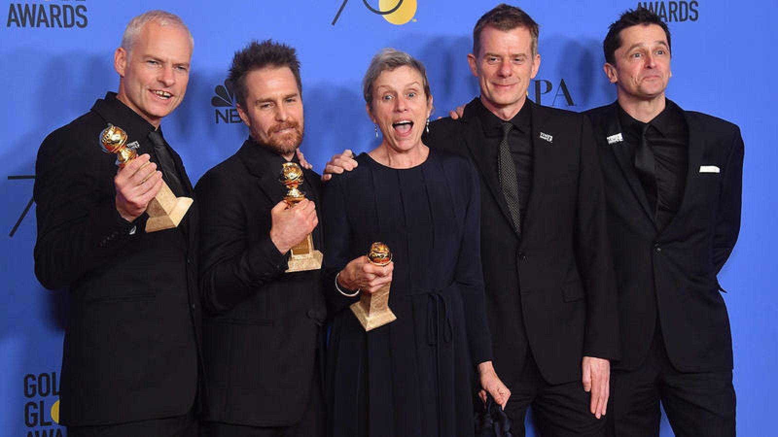 De izquierda a derecha: Martin McDonagh, Sam Rockwell, Frances McDormand, Graham Broadbent y Peter Czernin posan con sus premios a la película "Tres anuncios en las afueras" durante la ceremonia de los Globos de Oro