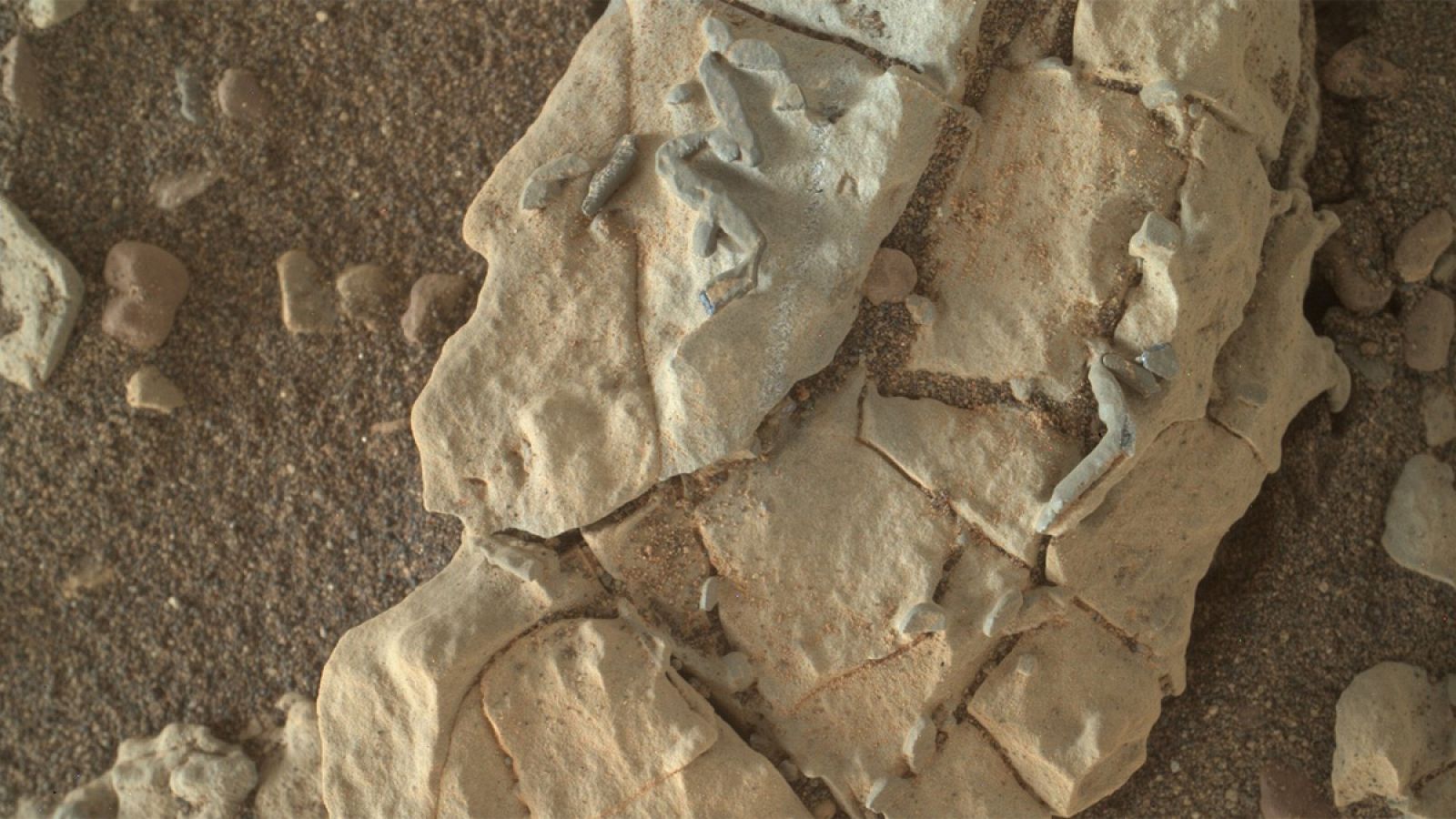 Las imágenes muestran rocas con rasgos que recuerdan a bastones.