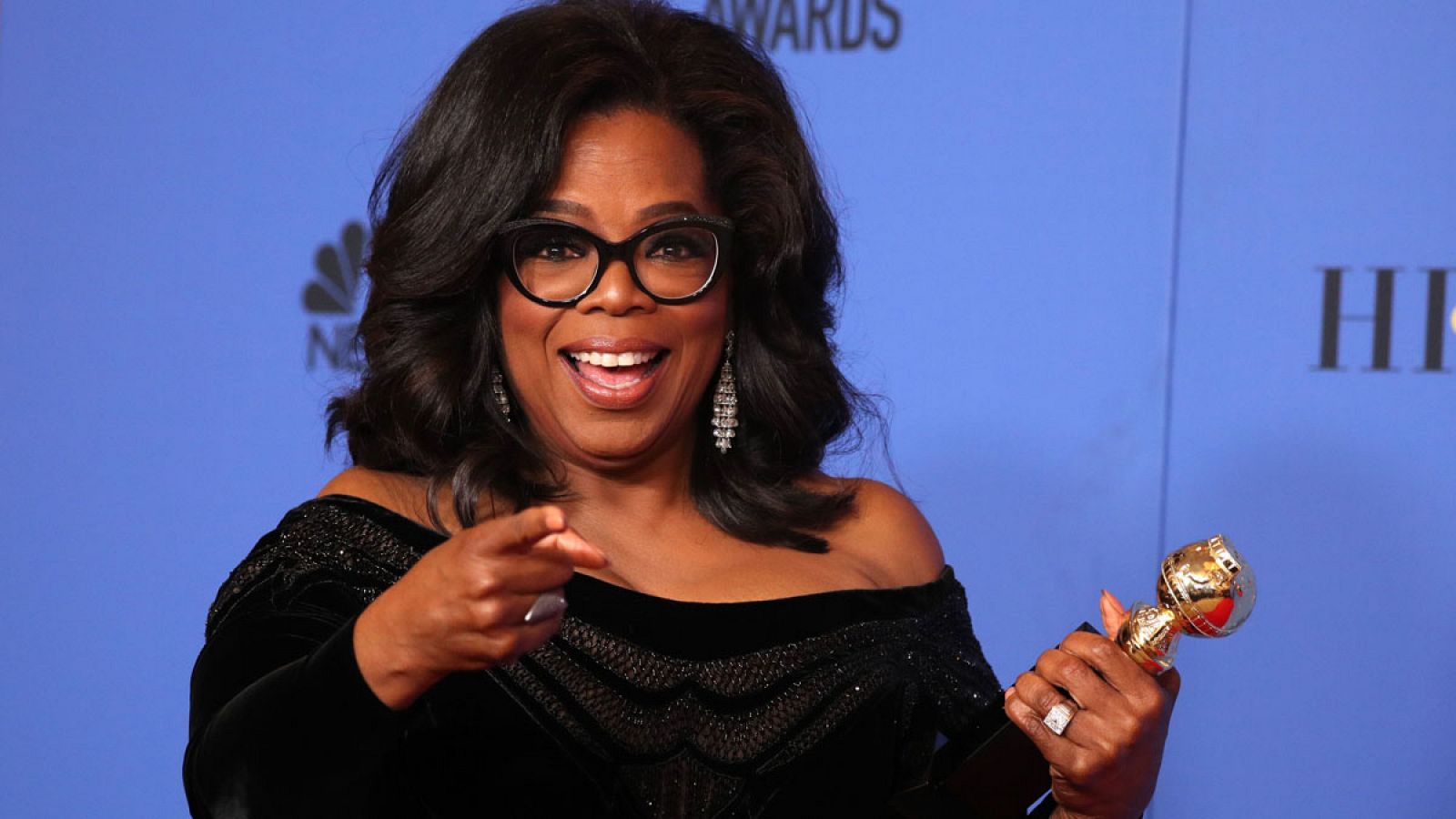 Oprah Winfrey posa en la gala de los Globos de Oro con su premio Cecil B. DeMille