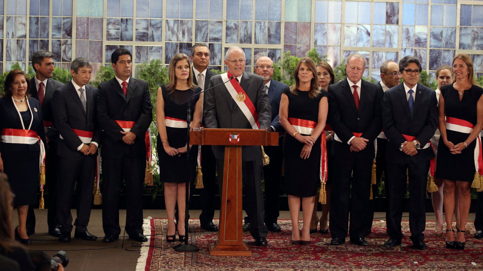 Pedro Pablo Kucznyski, con los nuevos ministros, en el Palacio de Lima