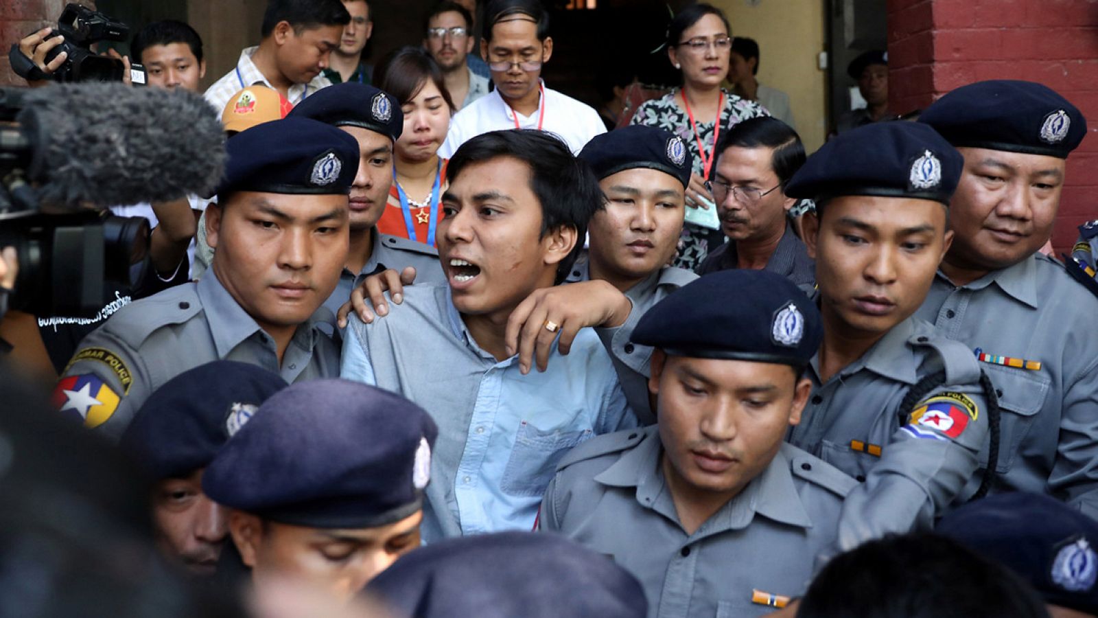 El periodista de Reuters Kyaw Soe Oo llega al tribunal de Rangún, en Birmania