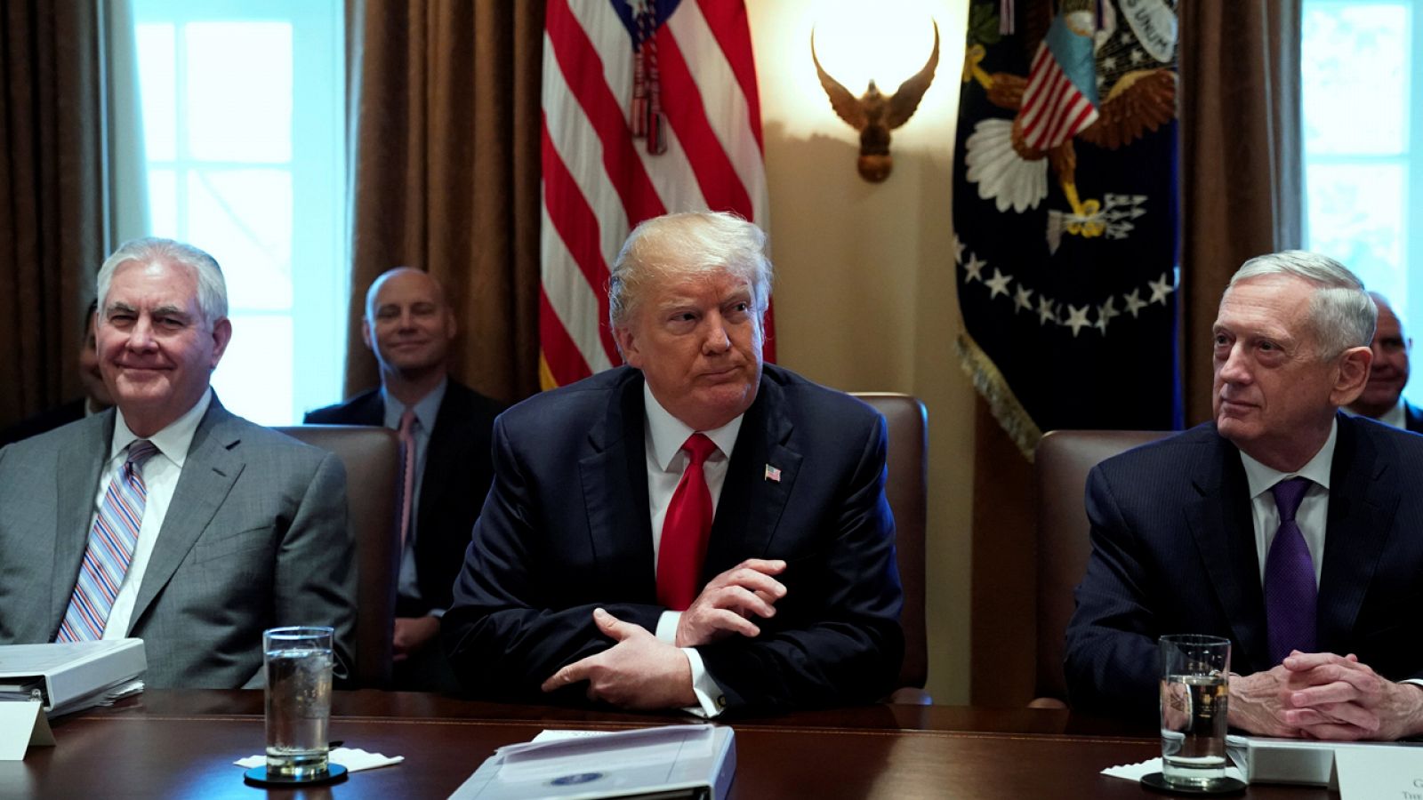Donald Trump, junto al secretario de Estado, Rex Tillerson y el titular de Defensa, James Mattis
