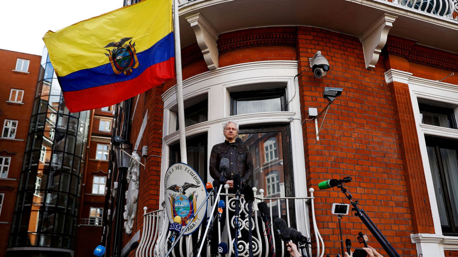 El fundador de WikiLeaks, Julian Assange, asomado al balcón de la Embajada de Ecuador en Londres