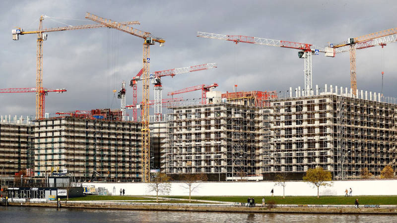 Edificios en construcción a la orilla del río Spree en Berlín