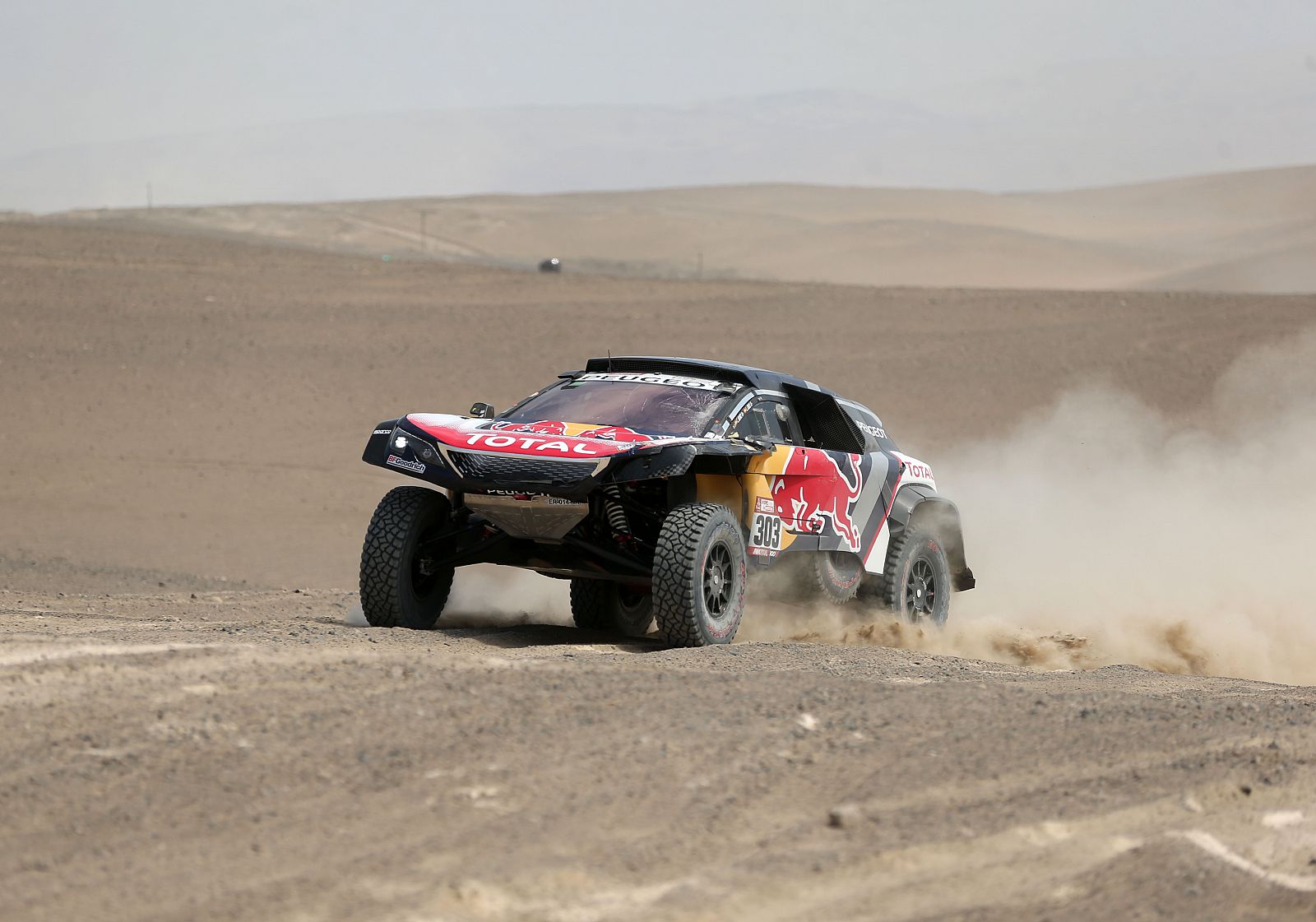 El piloto español Carlos Sainz compite durante la etapa del Rally Dakar 2018.