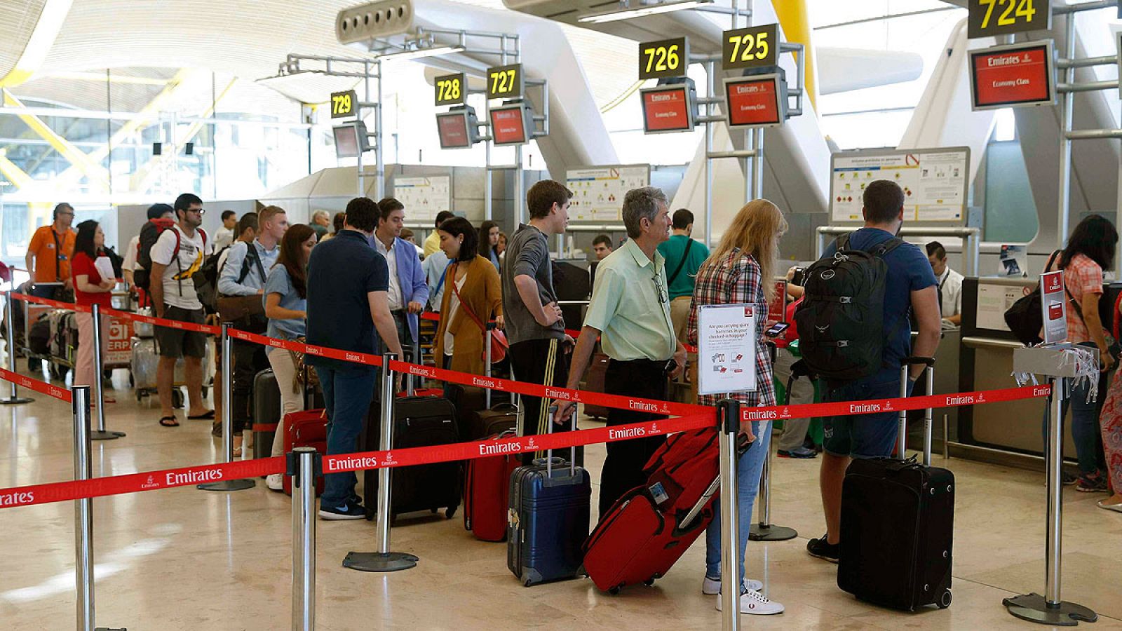 Imagen de archivo de varias personas se disponen a facturar en un mostrador de la Terminal 4 del aeropuerto Adolfo Suárez Madrid Barajas