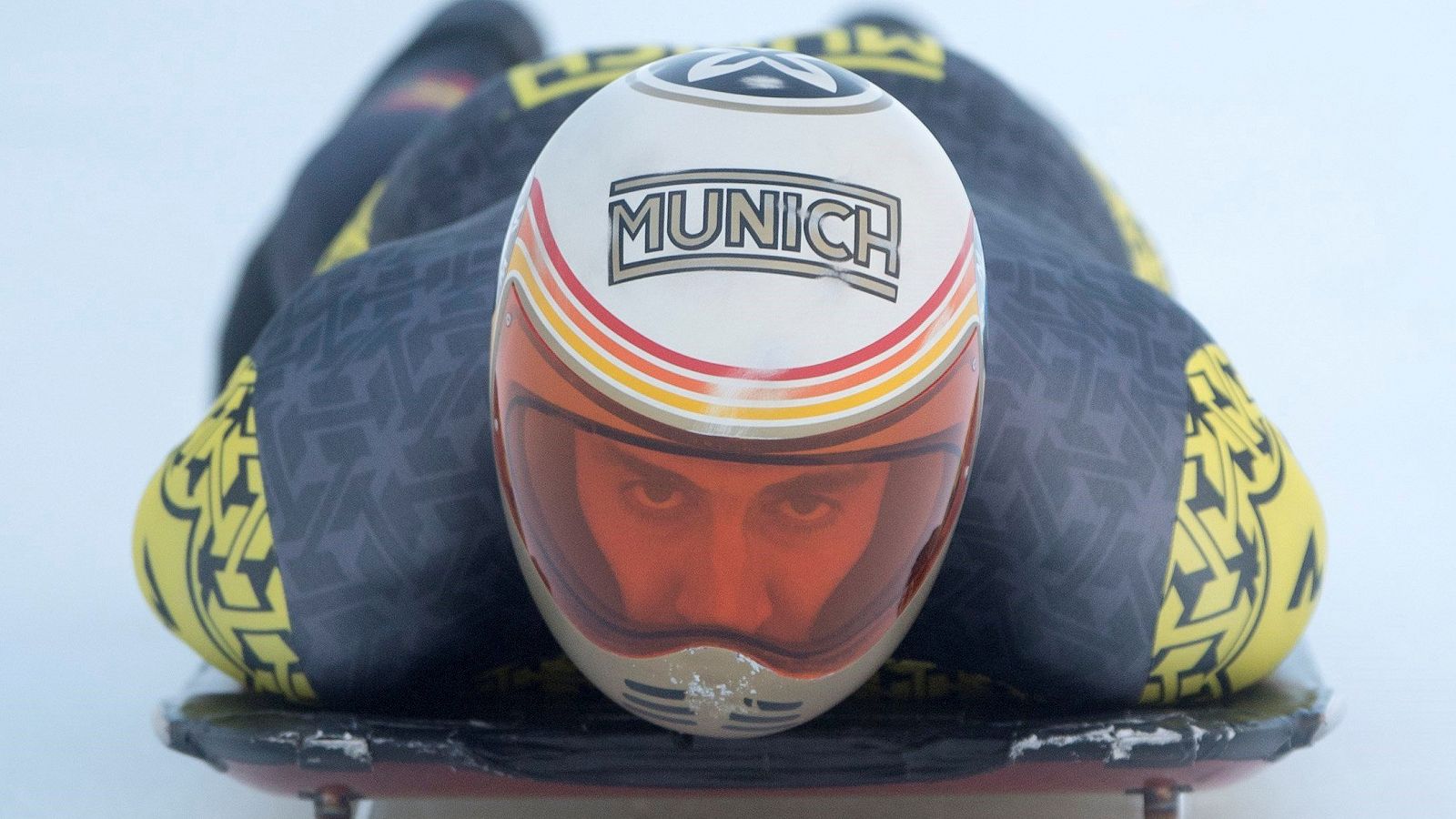 El piloto de skeleton español Anfer Mirambell en acción durante un entrenamiento perteneciente a la Copa Intercontinental de skeleton, disputada en St. Moritz (Suiza).