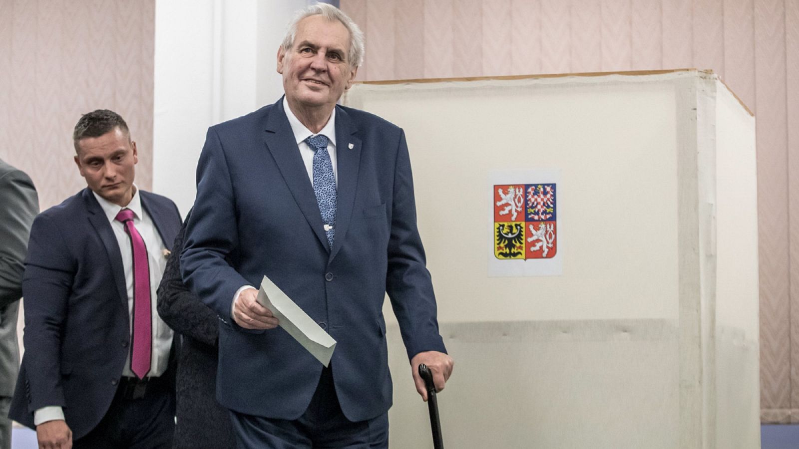 El presidente de la República Checa, Milos Zeman, introduce su voto en un colegio electoral en Praga