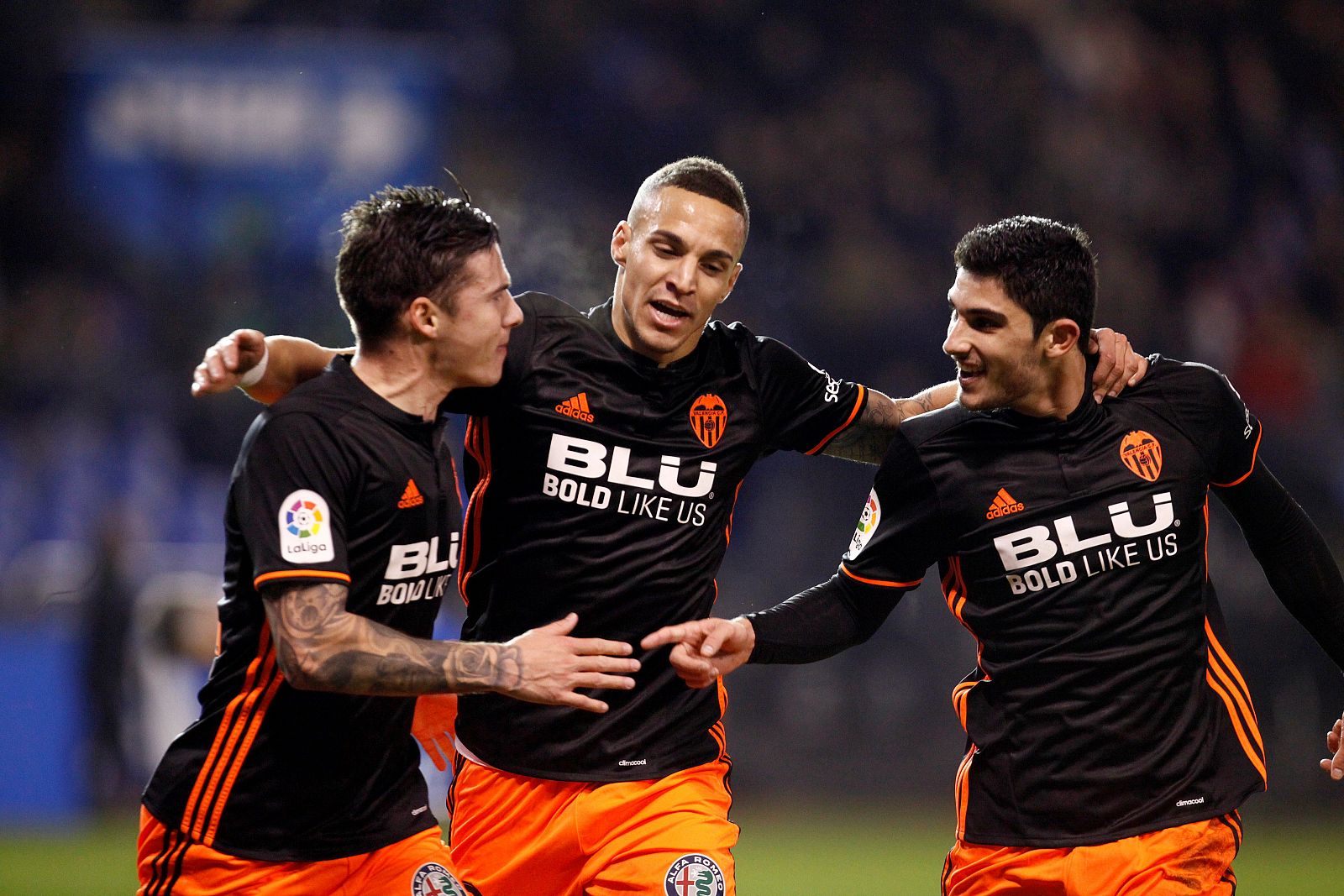 Guedes celebra con sus compañeros la consecución del primer gol.