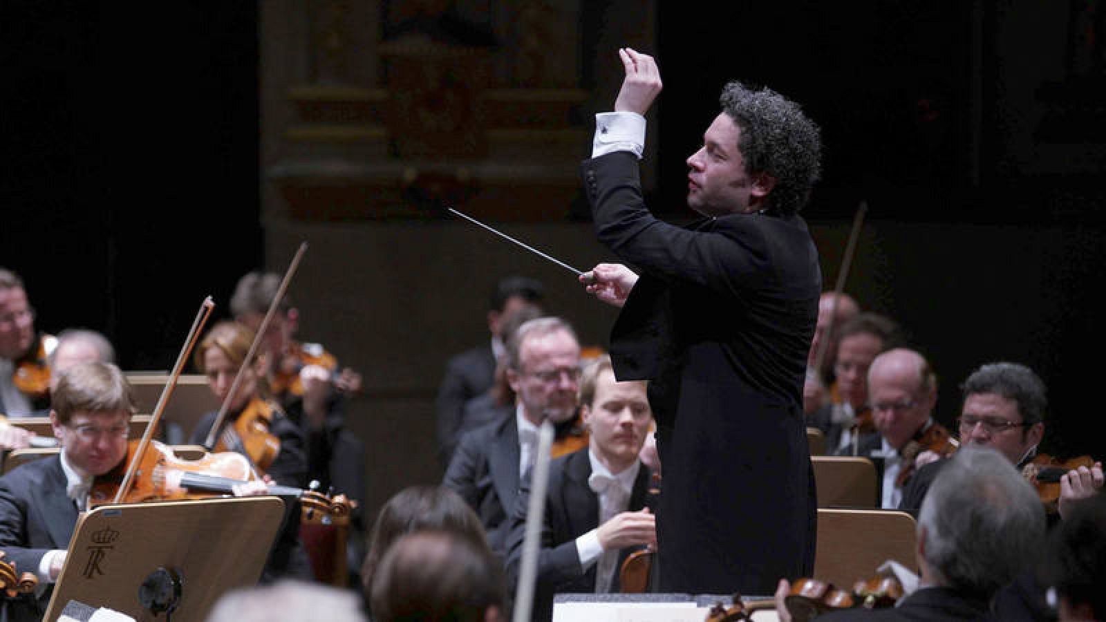Fotografía facilitada por el Teatro Real del venezolano Gustavo Dudamel dirigiendo a la Filarmónica de Viena durante el concierto que ha ofrecido este sábado, 13 de enero de 2018, en el Teatro Real (Madrid). 
