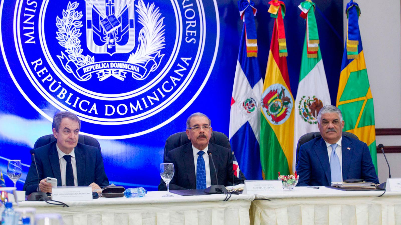 El expresidente del Gobierno español, José Luis Rodríguez Zapatero (i), el presidente dominicano, Danilo Medina (c), y el ministro de Exteriores de la República Dominicana, Miguel Vargas Maldonado (d), durante la reunión del sábado 13 de enero en Santo Domingo.