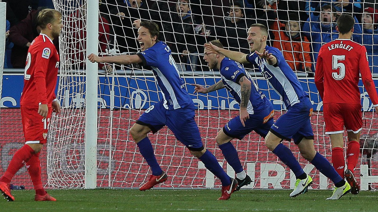 Los jugadores del Alavés celebran el gol de Manu García al Sevilla.