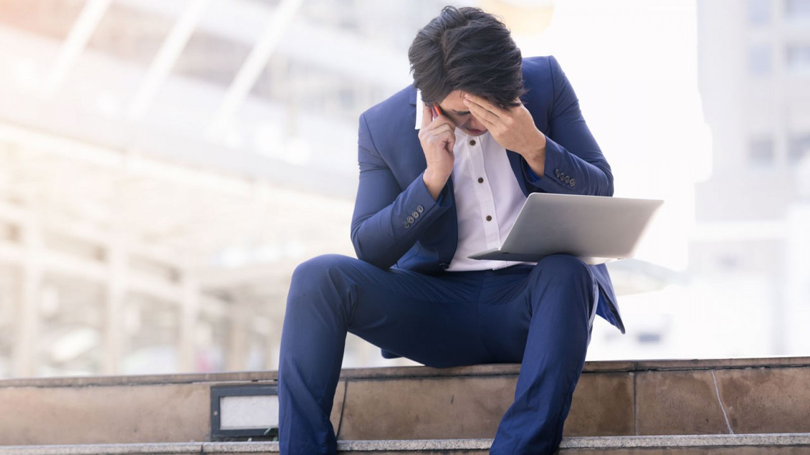 Imagen de archivo de un hombre exhausto por exceso de trabajo