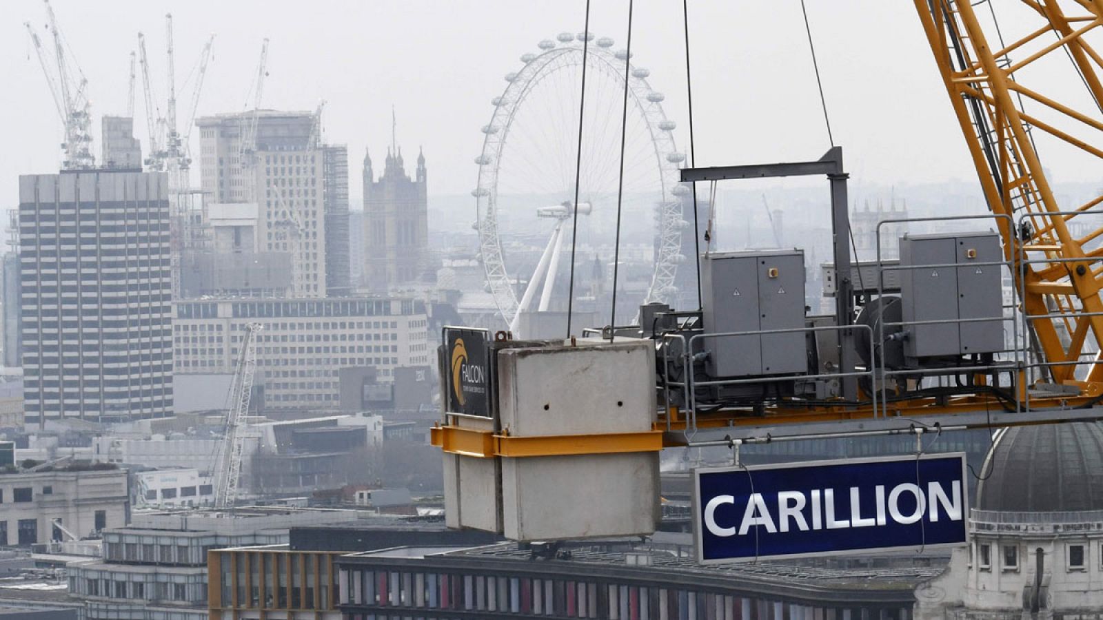 Una grúa del gigante Carillion situada en el centro de Londres, muy cerca de la noria London Eye y el Parlamento británico
