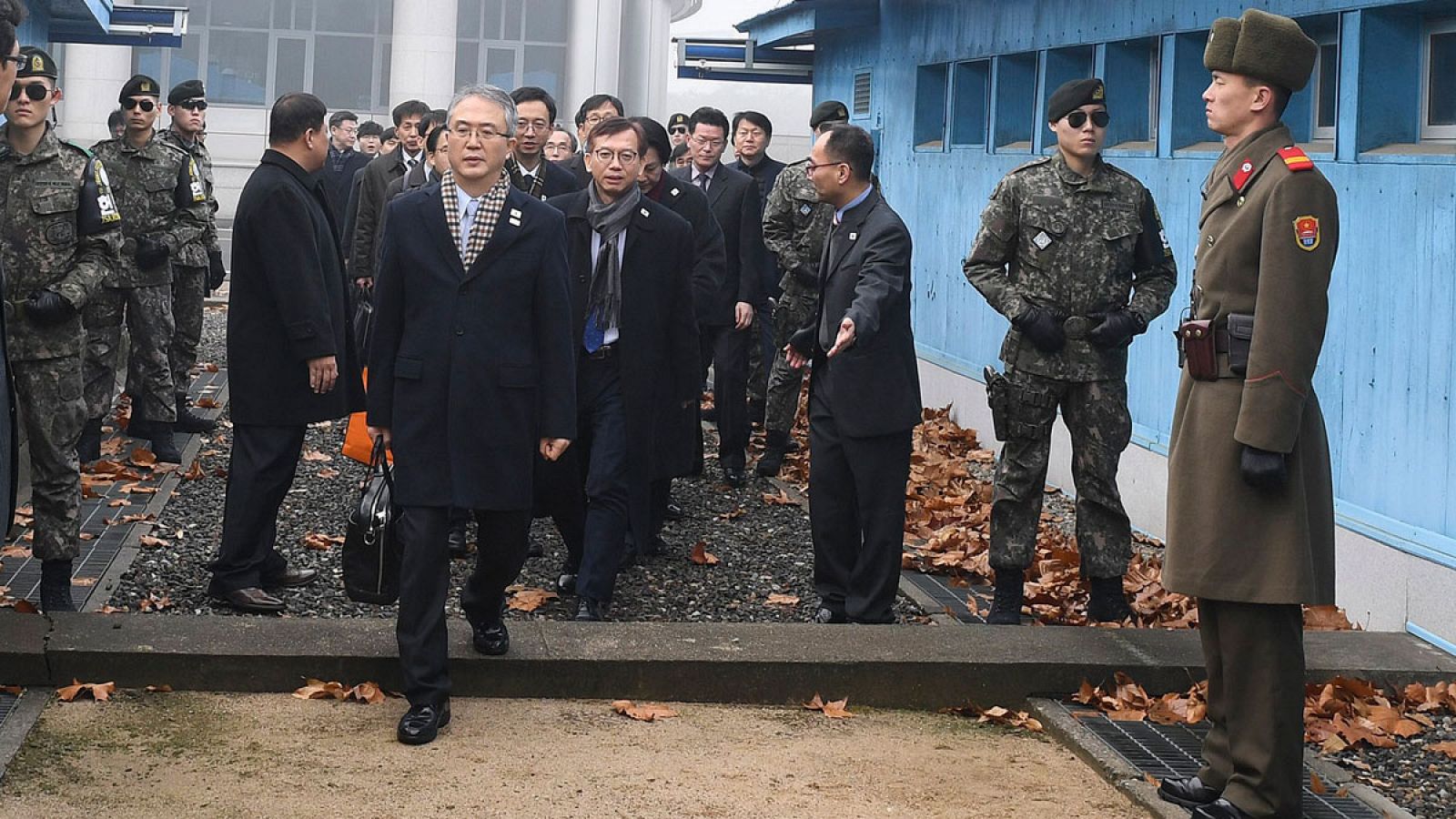 La delegación surcoreana cruza este lunes la frontera para reunirse con sus homólogos norcoreanos