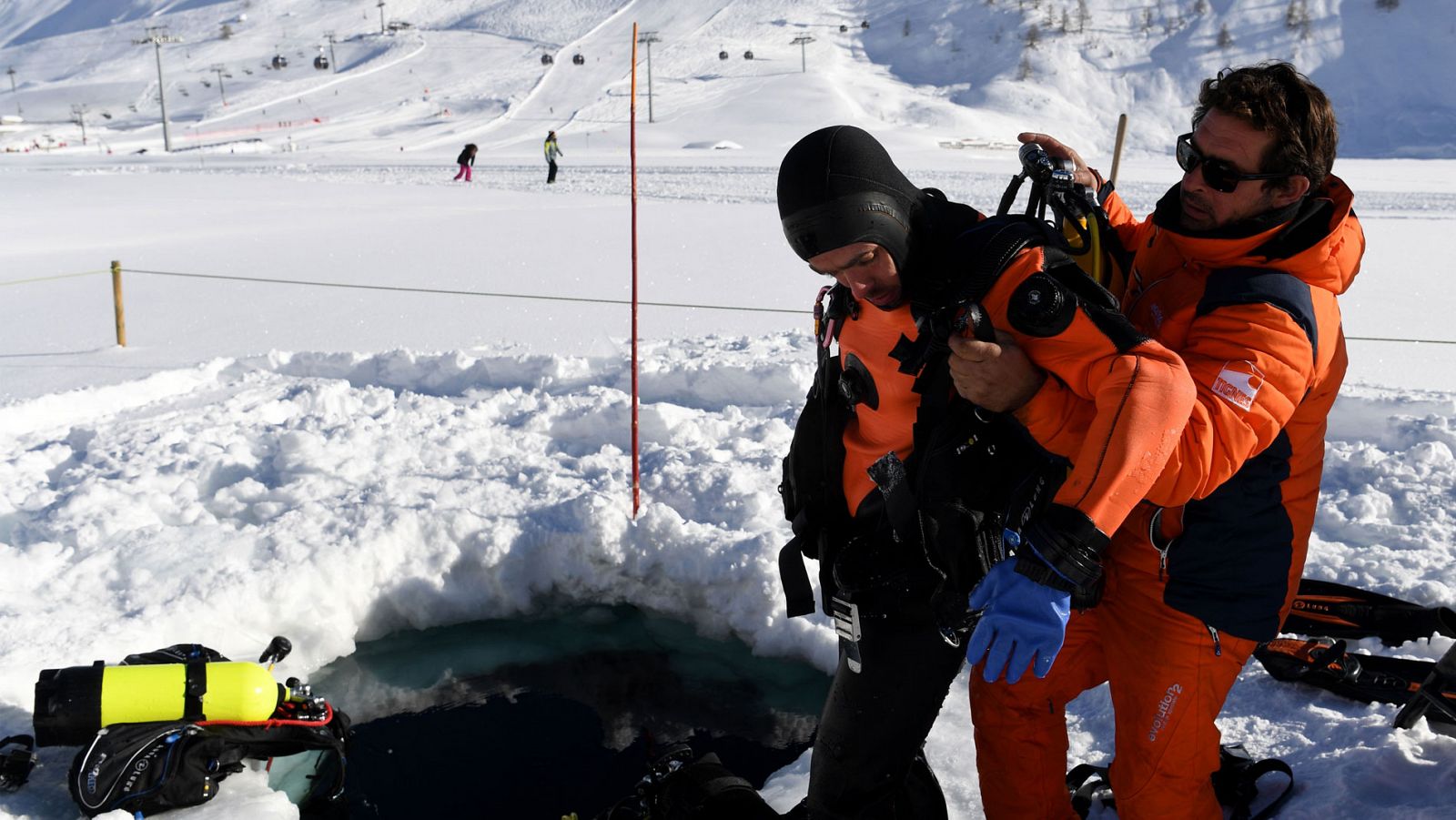 Un turista se prepara para bucear bajo el hielo en los Alpes