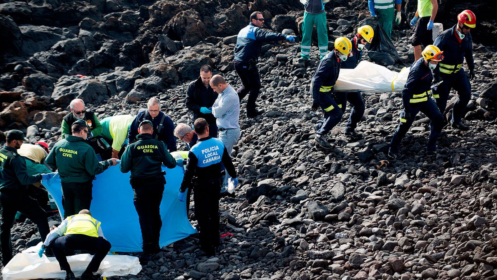 Efectivos policiales en la playa Bastián de Costa Teguise, donde siete inmigrantes magrebíes han fallecido tras encallar este mediodía una patera.