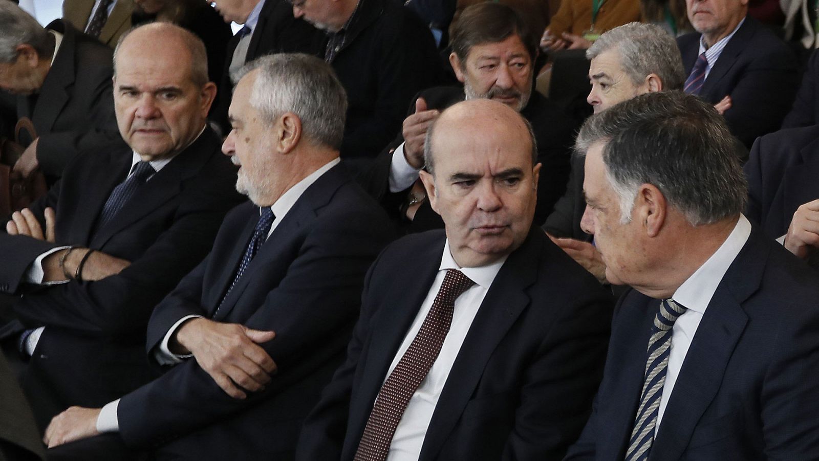 Los expresidentes andaluces, Chaves (i) y Griñán (2i), junto a los exconsejeros Zarrías y Viera (d)