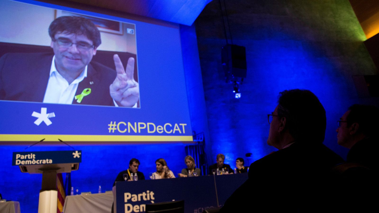 El expresidente del PDeCAT, Artur Mas observa la intervención por videoconferencia de Carles Puigdemont