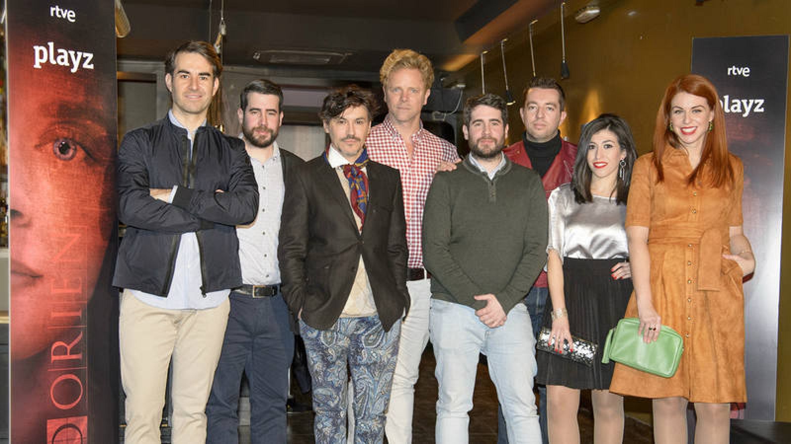 Foto de familia del reparto de 'Dorien' con los directores, los hermanos Kiko y Javier Prada