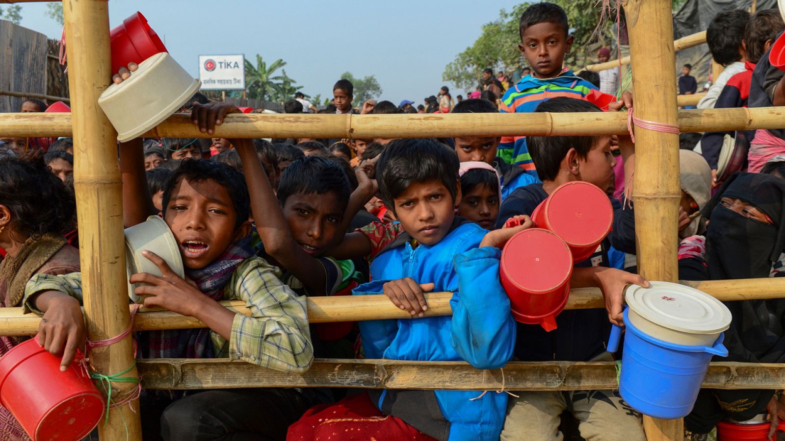 Niños rohinyás, en un campo de refugiados en Bangladesh.