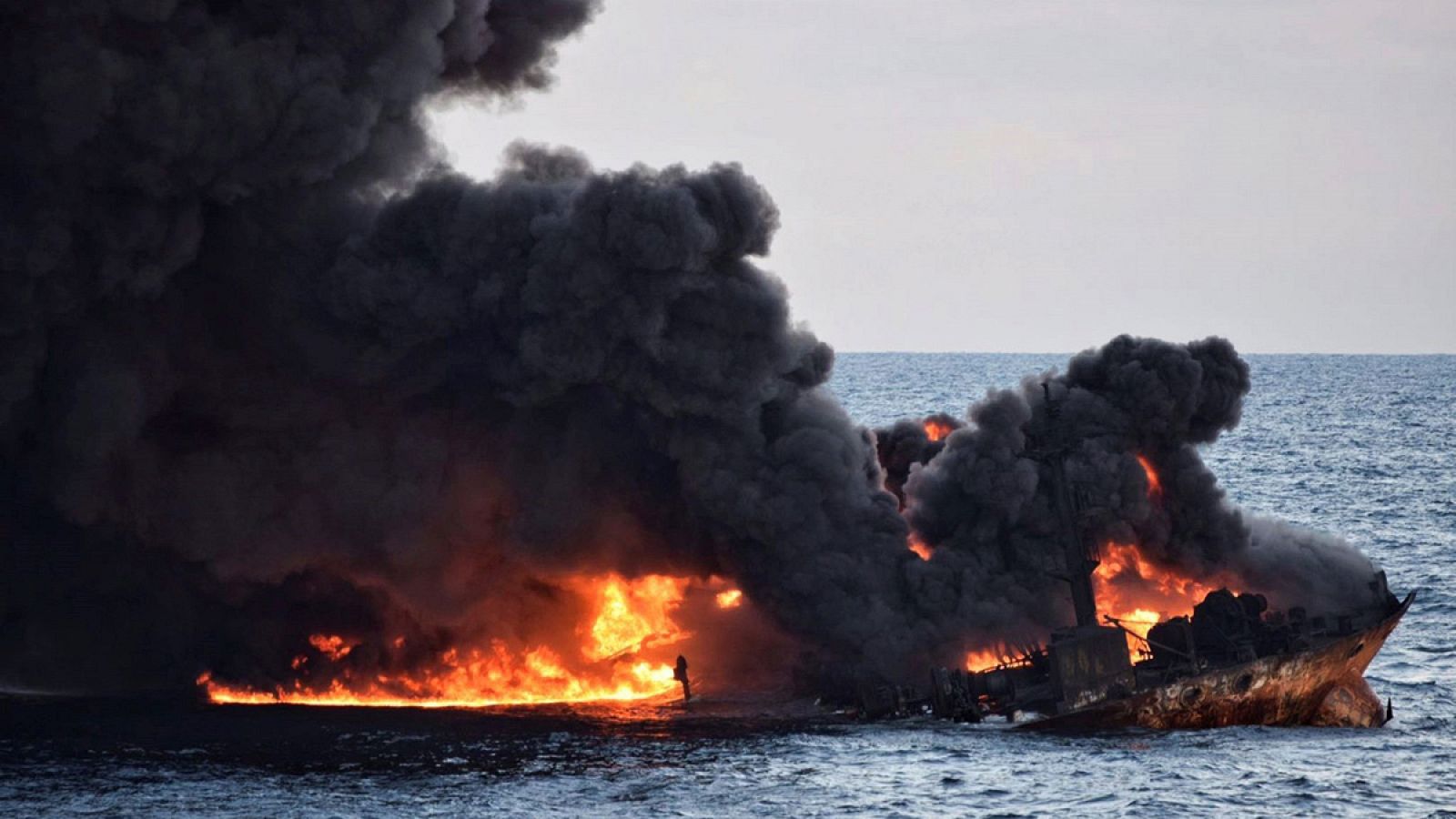 El humo y las llamas se elevan desde el petrolero iraní Sanchi tras su colisión con el mercante CF Crystal.