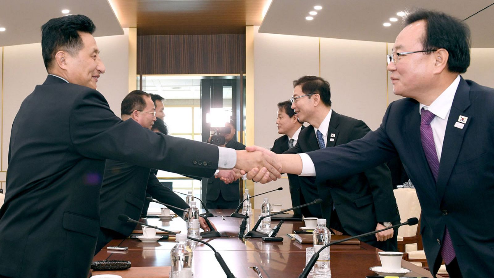 Las delegaciones de Corea del Norte y del Sur se estrechan las manos