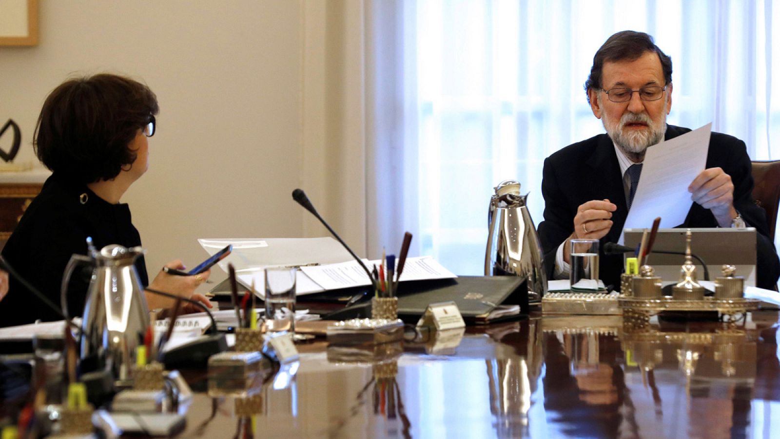 El presidente del Gobierno, Mariano Rajoy, y la vicepresidenta Soraya Sáenz de Santamaría en una reunión del Consejo de Ministros