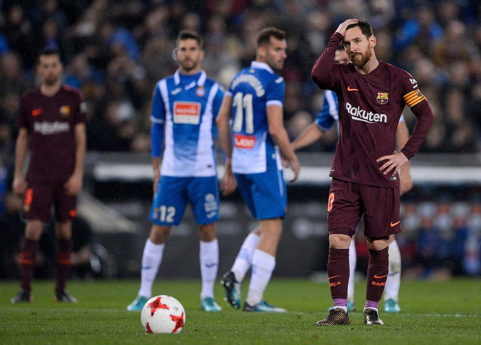 Messi se lleva la mano a la cabeza antes de lanzar el penalti.