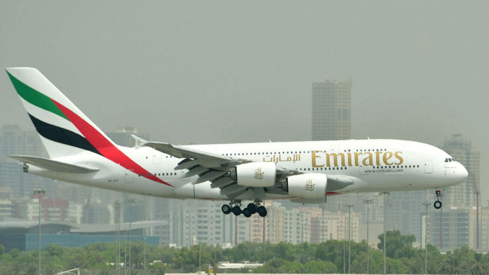 Un Airbus A380 de Emirates aterriza en el aeropuerto de Dubái