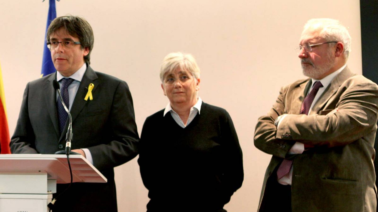 Puigdemont, acompañado de Clara Ponsatí y Lluis Puig en Bruselas.