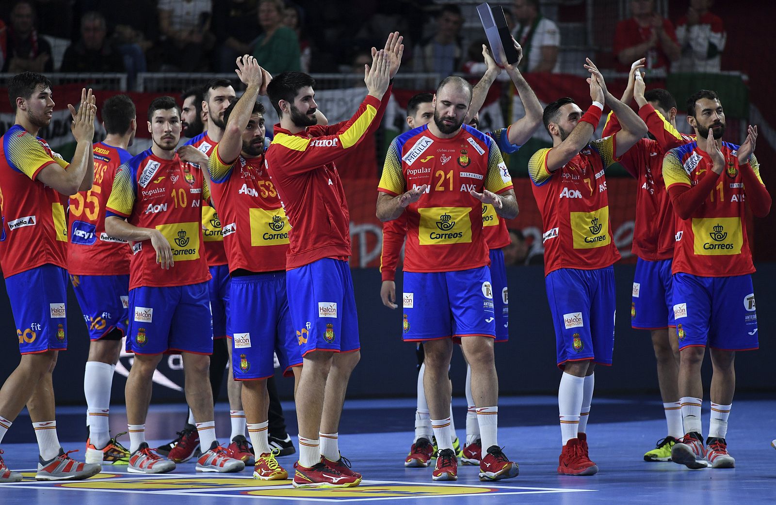 Los jugadores d ela selección española de balonmano saludan tras el partido frente a la República Checa.