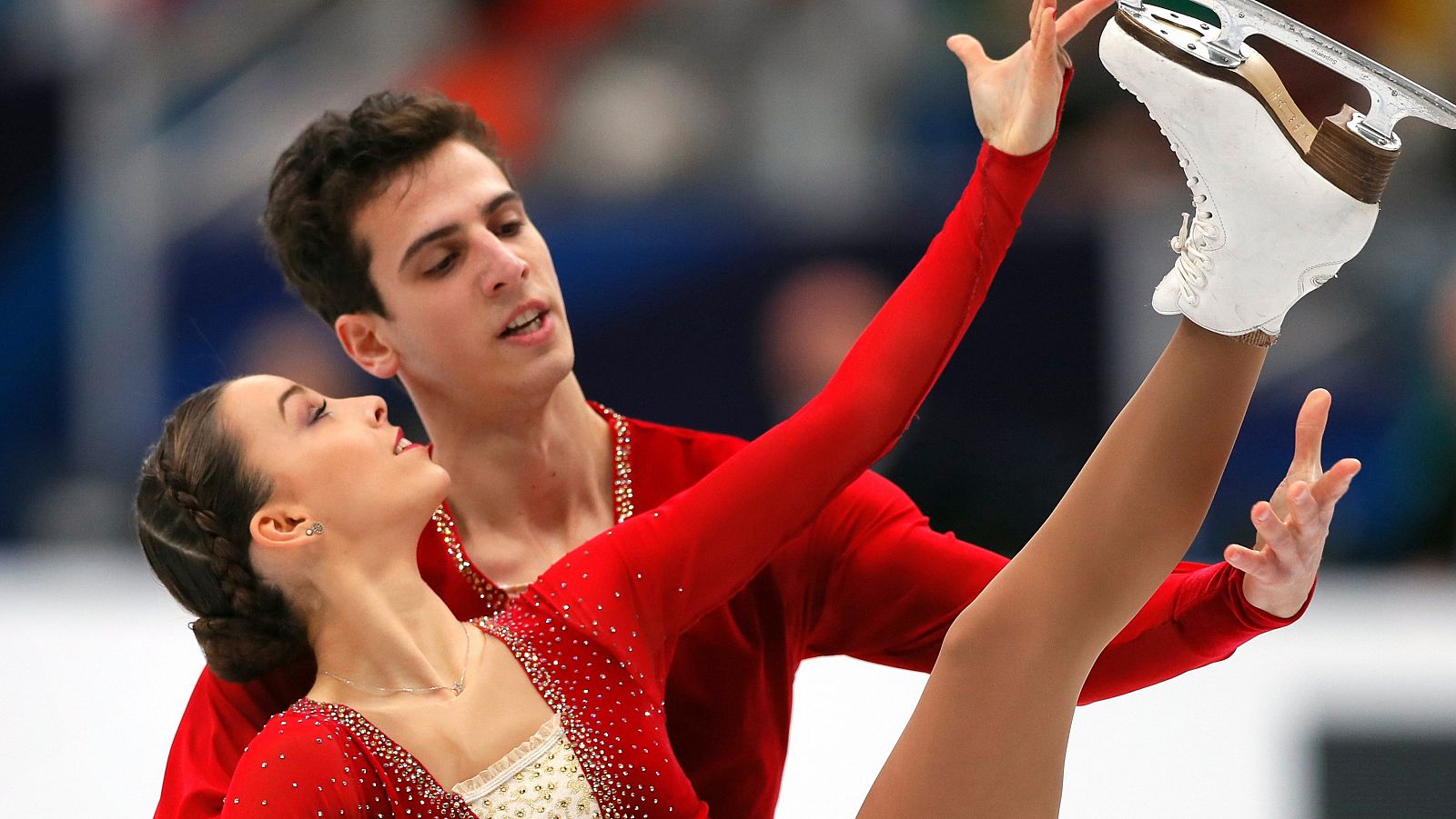 Los patinadores españoles Laura Barquero (i) y Aritz Maestu (d) compiten en el programa libre.
