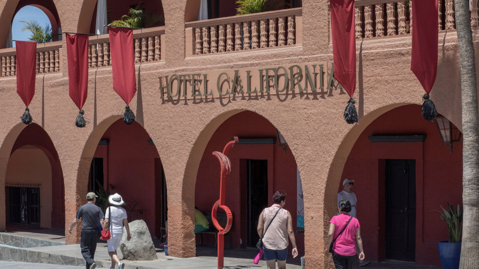Turistas caminando frente al Hotel California en Todos Santos, una localidad de Baja California (México).