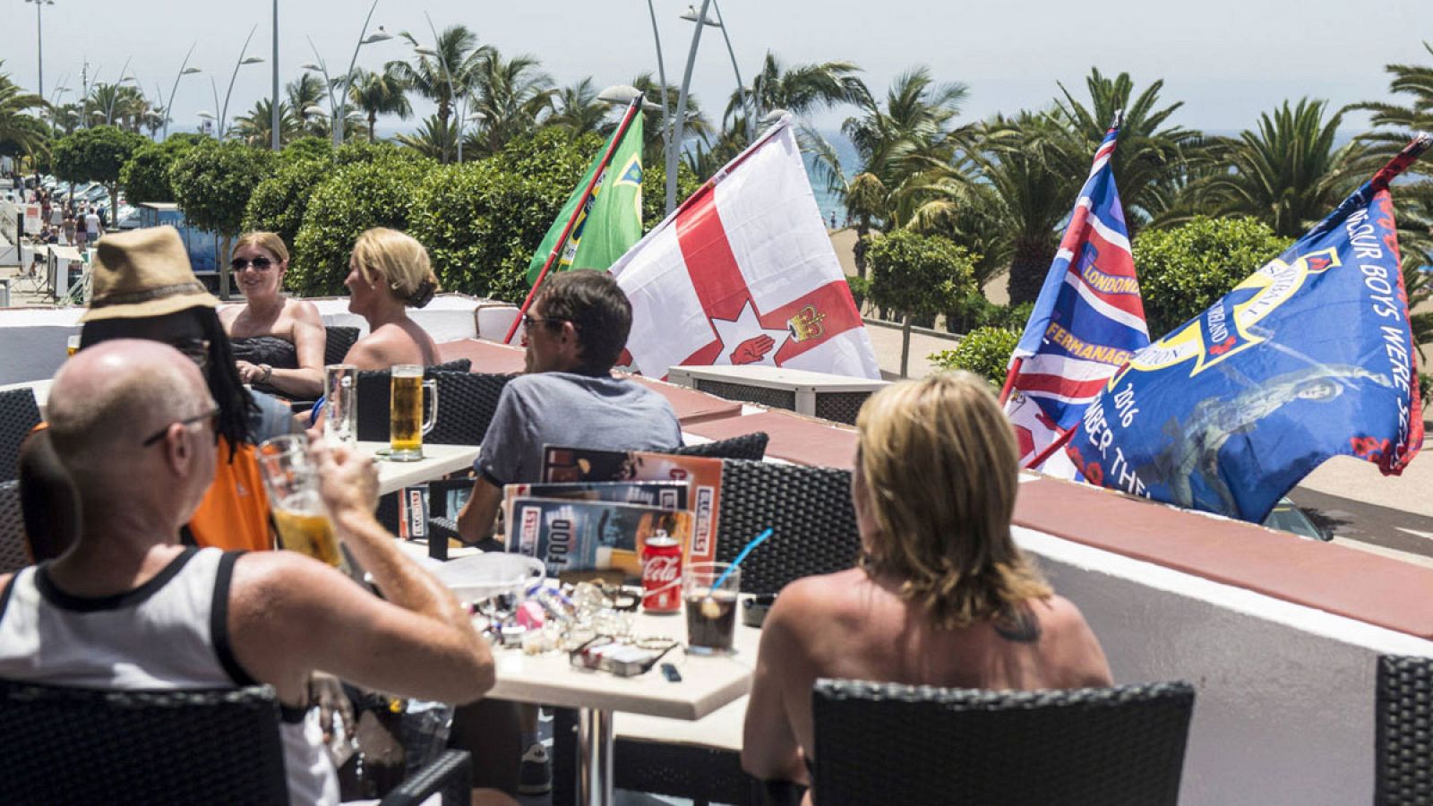 Turistas británicos en una terraza en Lanzarote