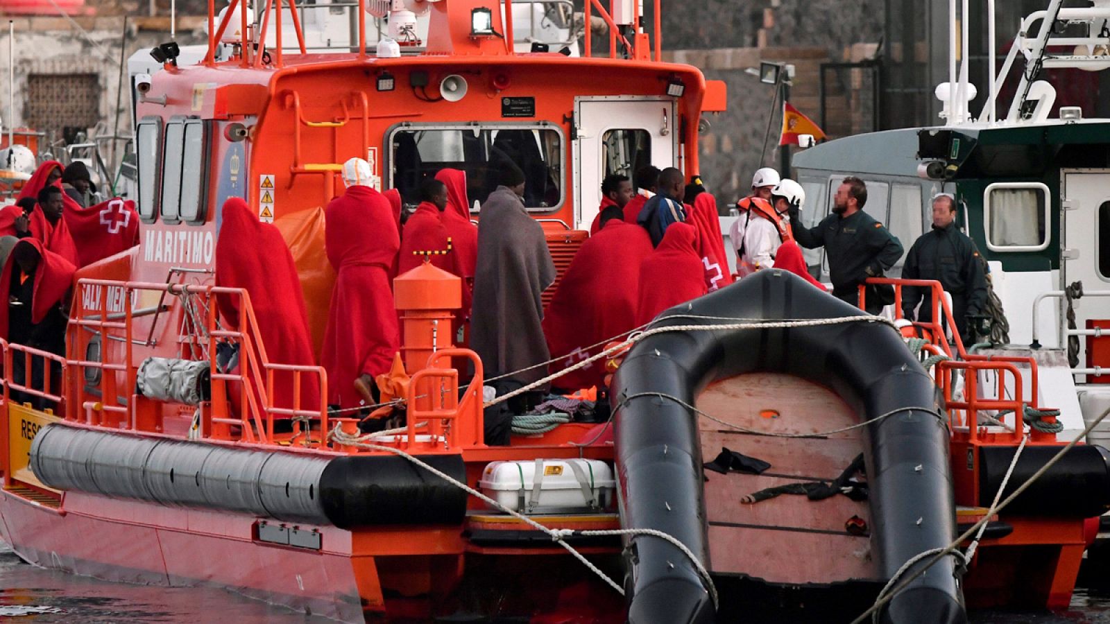 Llegan al puerto de Almería 34 personas rescatadas de una patera por Salvamento Marítimo (16/01/2018)