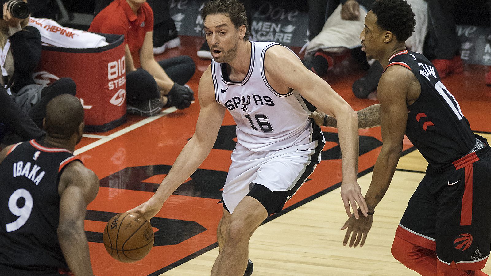 Serge Ibaka le gana la partida a Pau Gasol