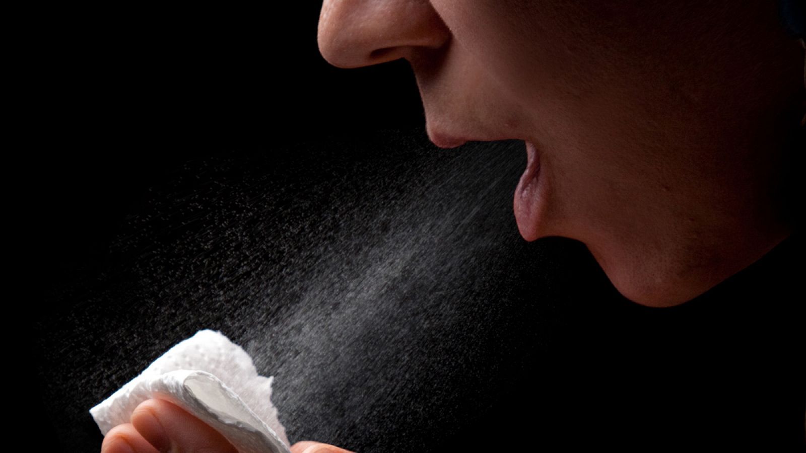 Una persona estornuda