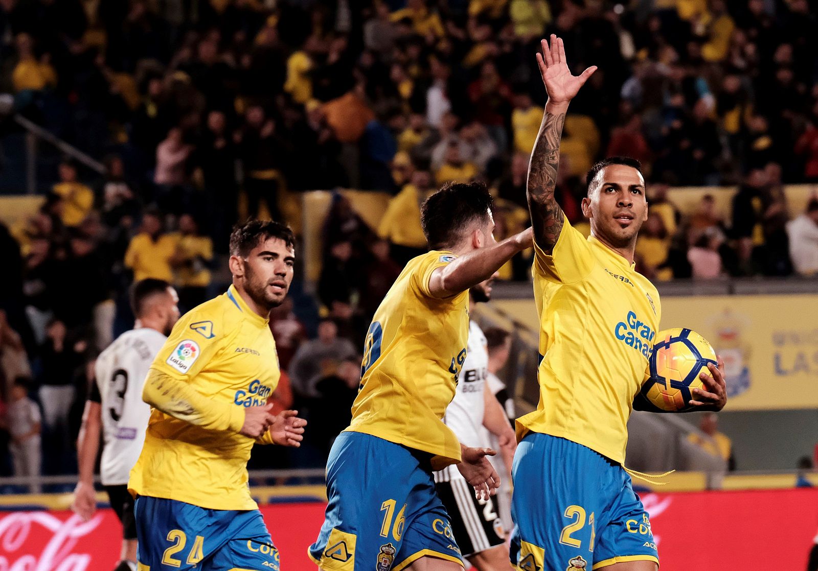 El centrocampista de la UD Las Palmas, Jonathan Viera (d), celebra el primer gol del equipo canario.