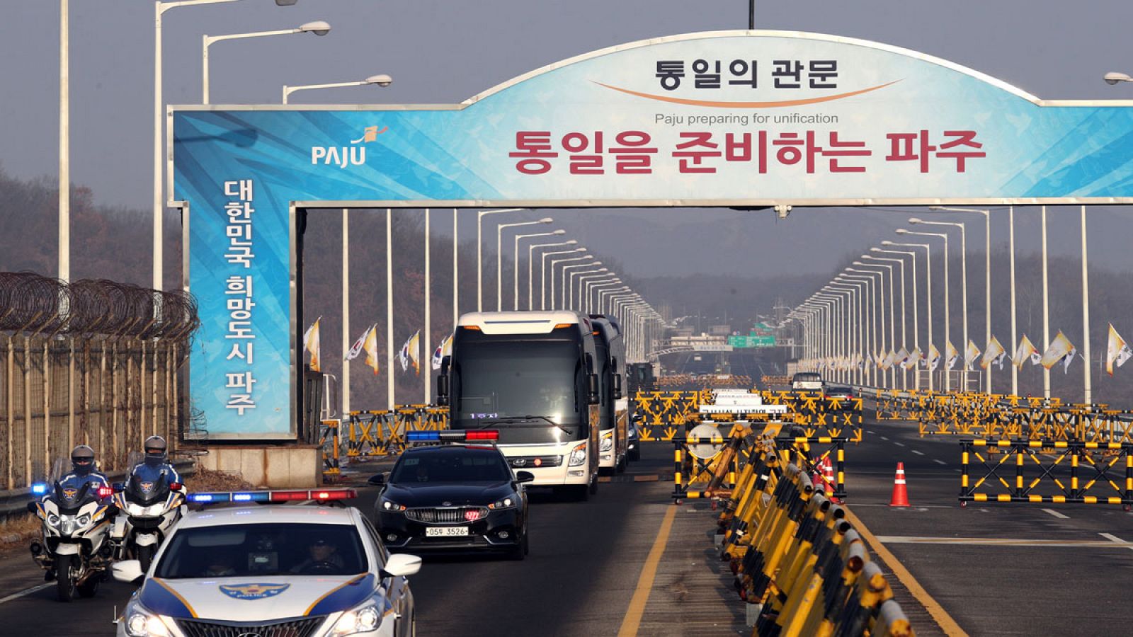 El autobús que transporta a la delegación de artistas de Corea del Norte llegando al Gran Puente de Unificación cerca de la zona desmilitarizada que separa las dos Coreas.