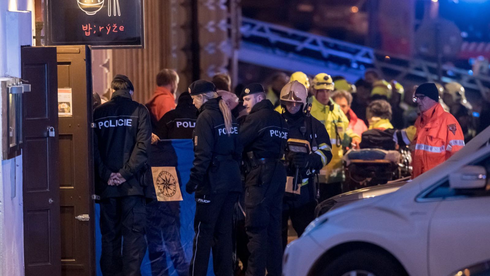 La Policía y los servicios de emergencias en el hotel incendiado en Praga