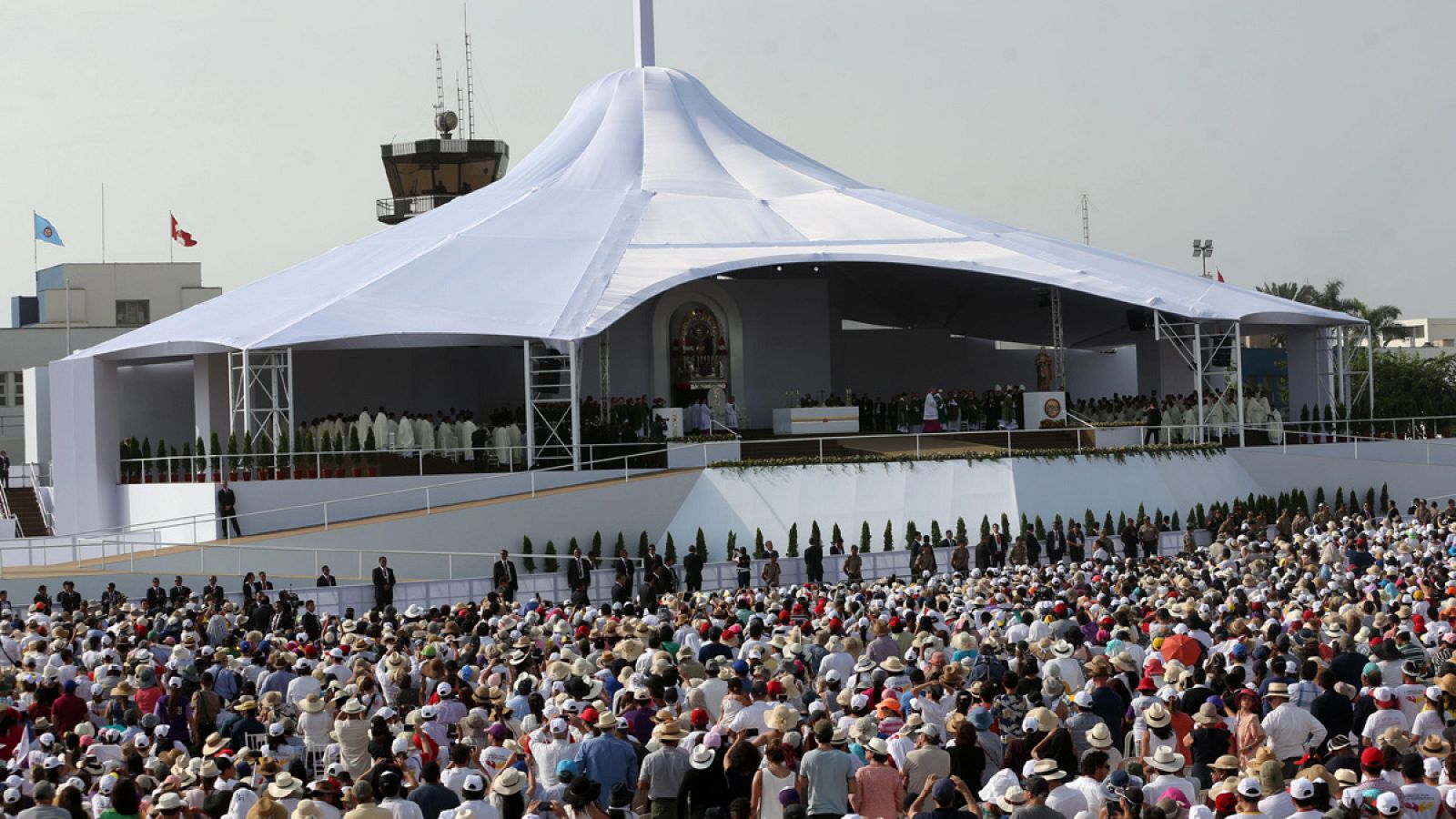 El papa oficia la última misa en territorio peruano en la base aérea de las Palmas, en Lima