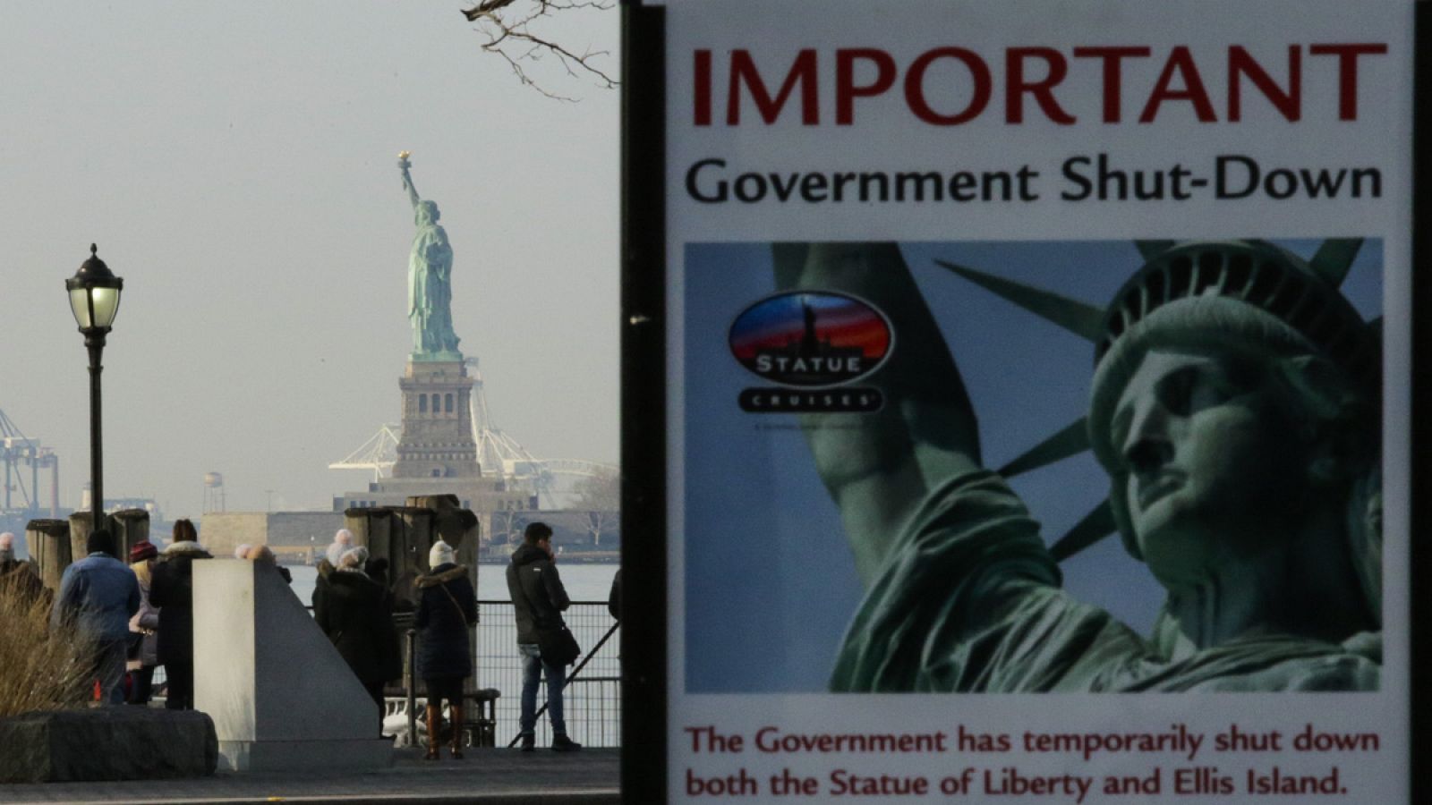 Un cartel anuncia el cierre de la Estatua de la Libertad