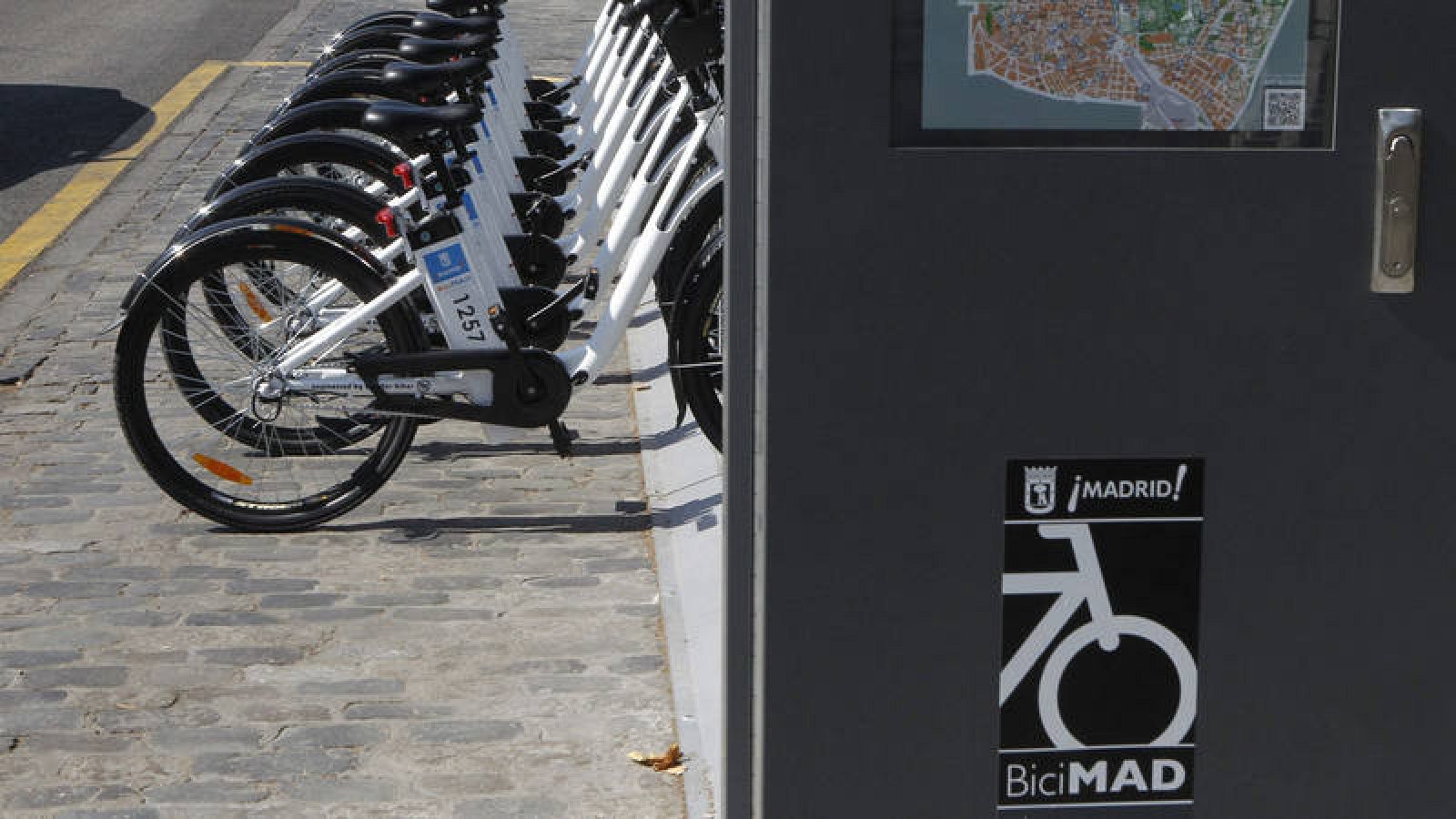 Un tótem del servicio público de alquler de bicis eléctricas en Madrid
