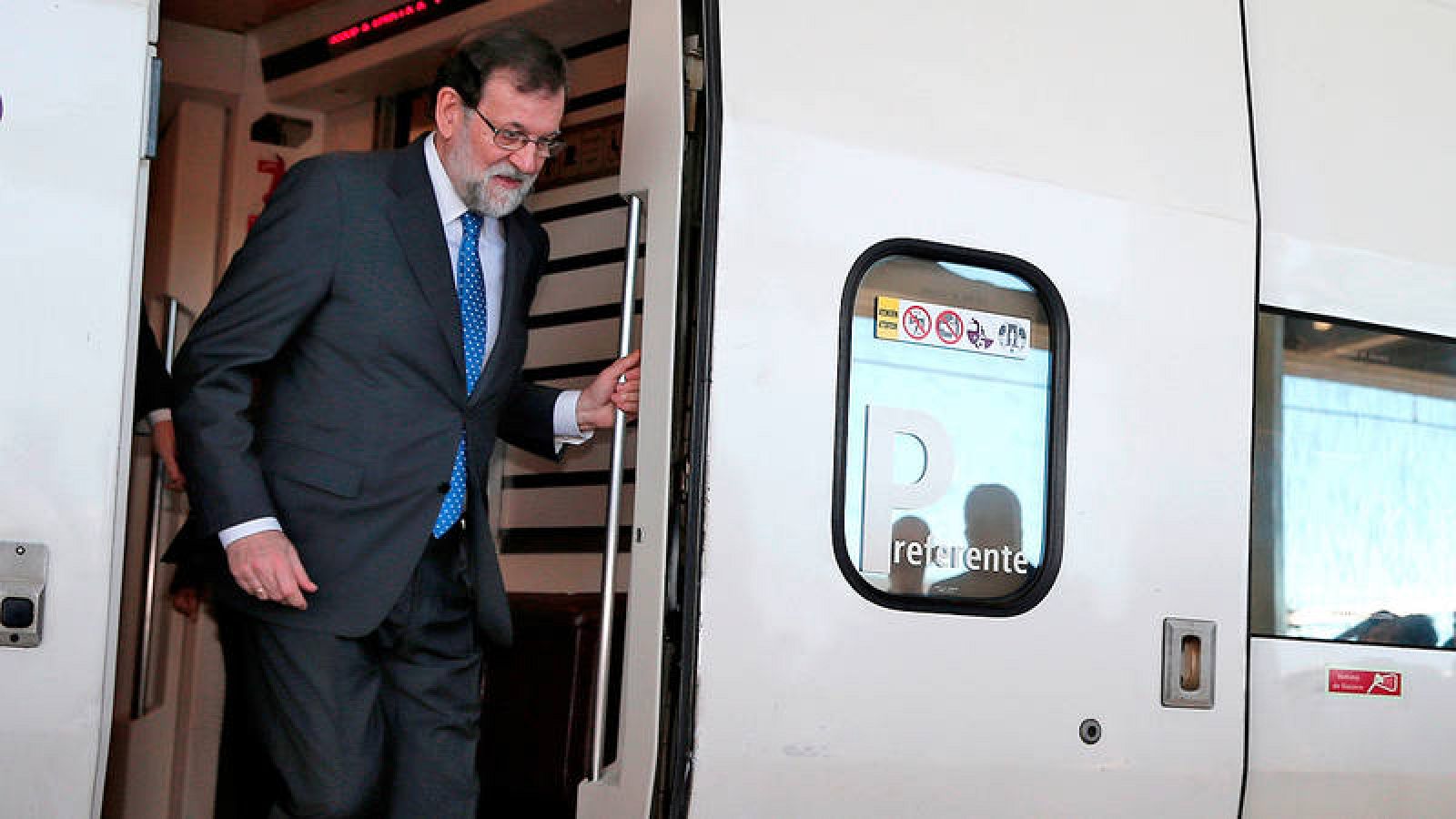 El presidente del Gobierno Mariano Rajoy, baja del tren en la estación Joaquín Sorolla de Valencia, en la inauguración del AVE entre Valencia y Castellón
