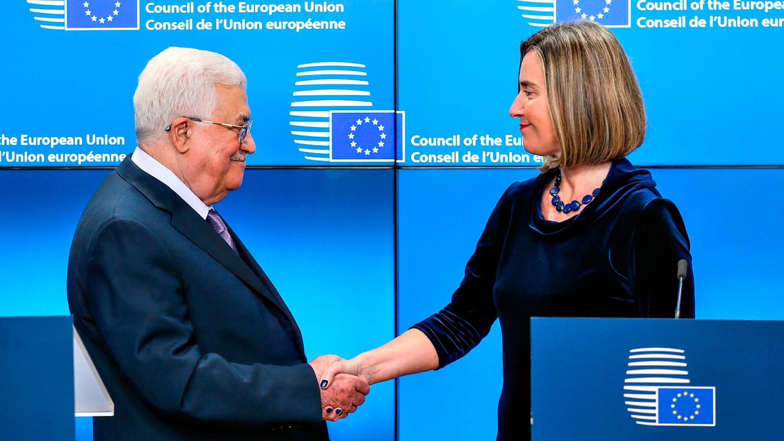 El presidente de la Autoridad Nacional Palestina, Mahmud Abás, saluda a la responsable de la diplomacia de la UE, Federica Mogherini, en Bruselas