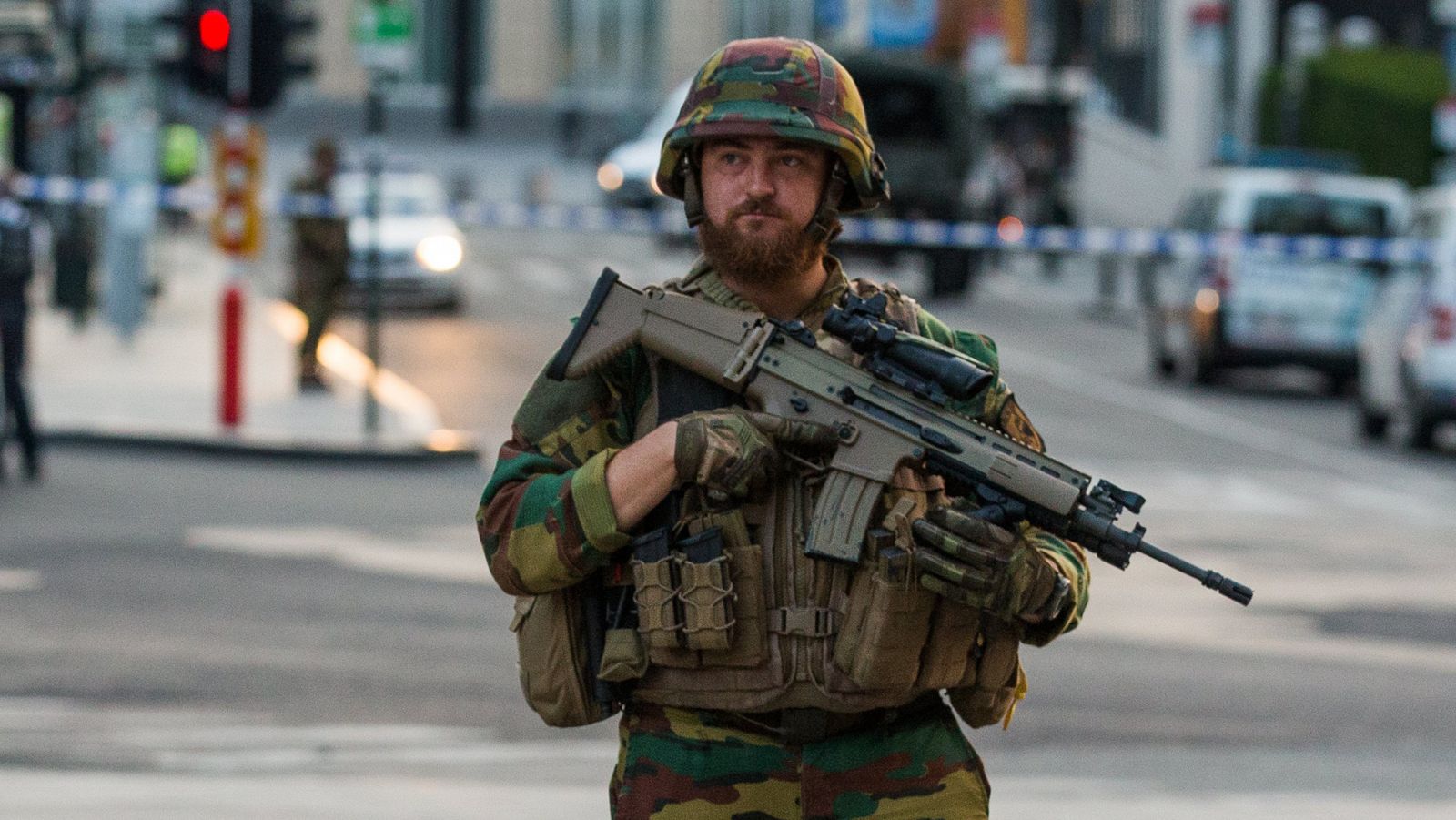 Un soldado presta guardia en el exterior de la Estación Central de Bruselas (imagen de archivo)