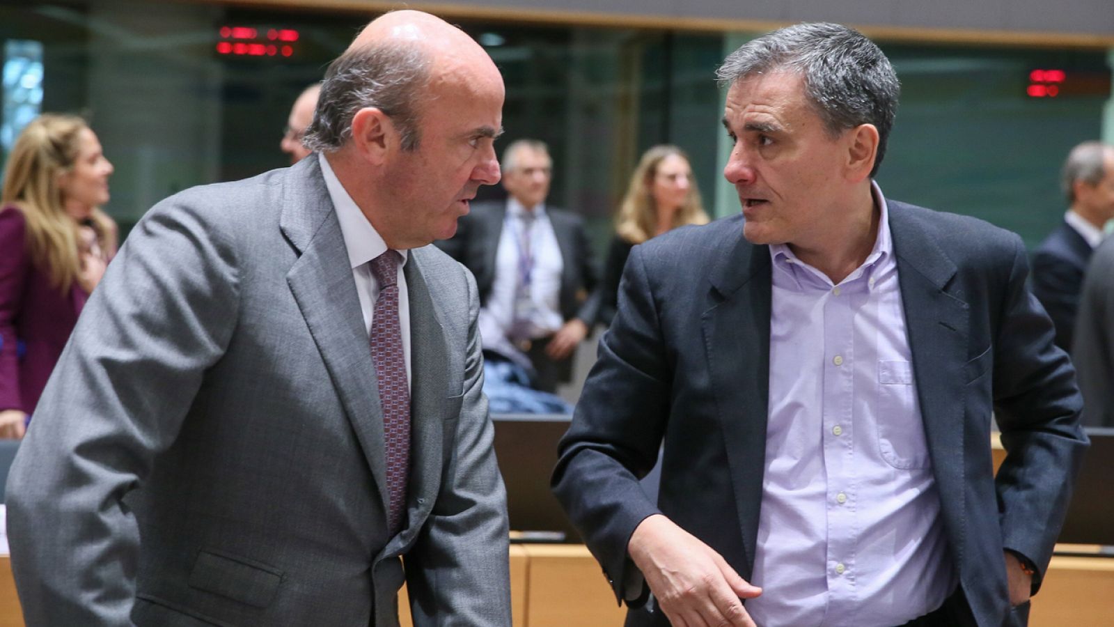 El ministro de Economía español, Luis de Guindos, con su homólogo griego, Euclid Tsakalotos en la reunión del Eurogrupo
