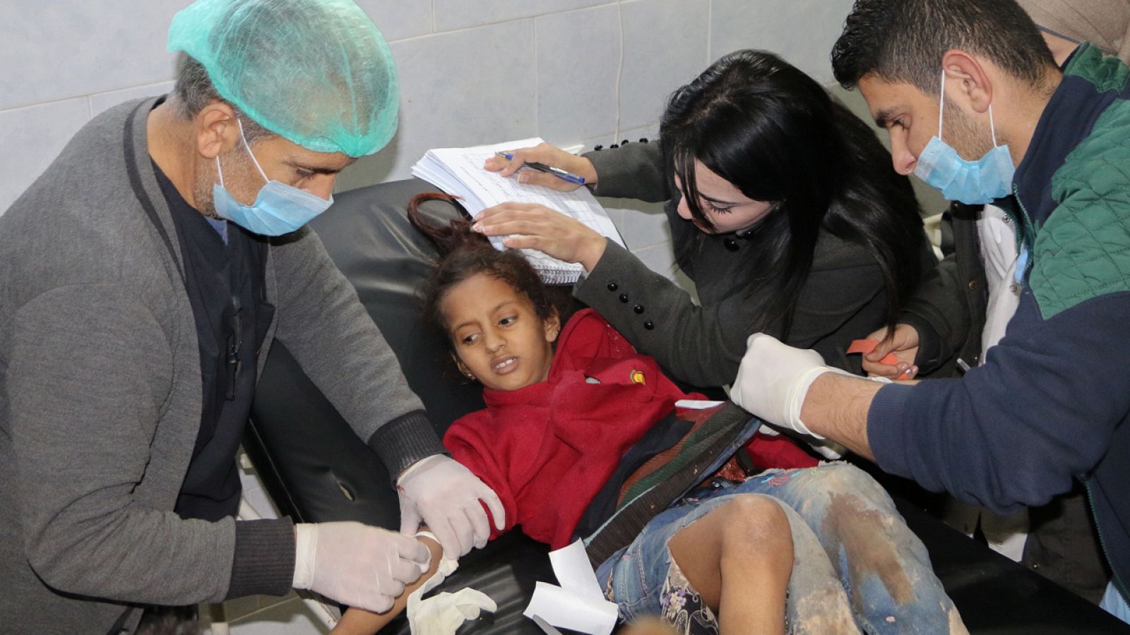 Una niña herida en los bombardeos recibe ayuda en el hospital de Avrin, en la localidad siria de Afrin